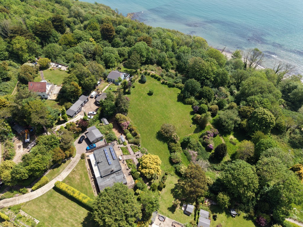 Lot: 142 - DETACHED BUNGALOW WITH STRUCTURAL DAMAGE AND ALMOST 2.5 ACRES WITH SEA VIEWS - Looking Directly Down on the Bungalow